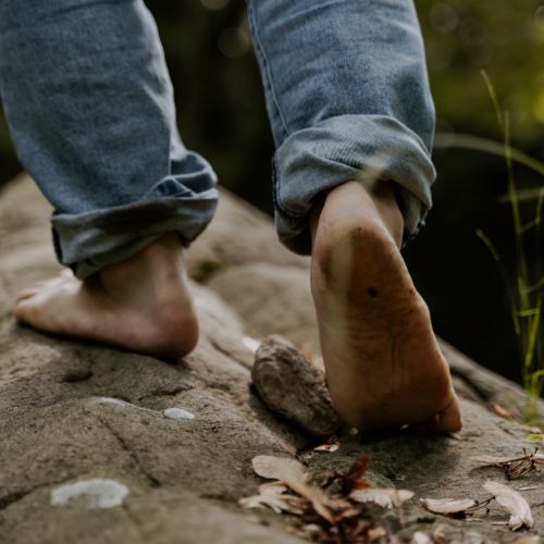 The-Benefits-of-Barefoot-Walking-for-Foot-Health
